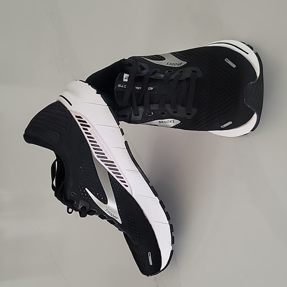 '22 Brooks Adrenaline Size 7.5 Women